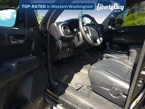 Used 2017 Toyota Tacoma TRD Sport AWD/4WD image 14