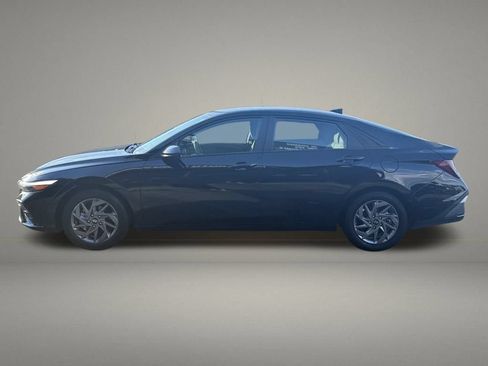 Used 2024 Hyundai Elantra SEL FWD image 2