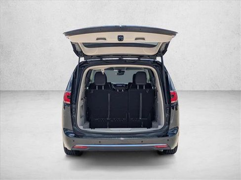 Used 2023 Chrysler Pacifica Touring-L FWD image 6