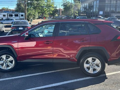 Used 2021 Toyota RAV4 XLE w/ Convenience Package AWD/4WD image 6