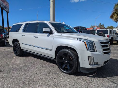 Used 2020 Cadillac Escalade ESV Premium Luxury AWD/4WD image 2