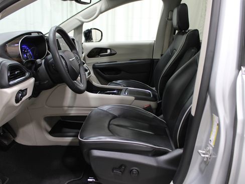 Used 2024 Chrysler Pacifica Limited image 3