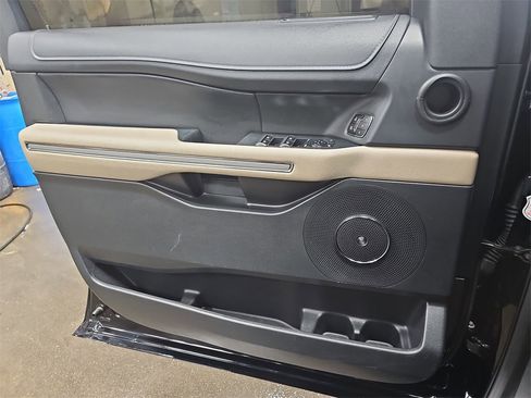 Used 2023 Ford Expedition Limited image 28