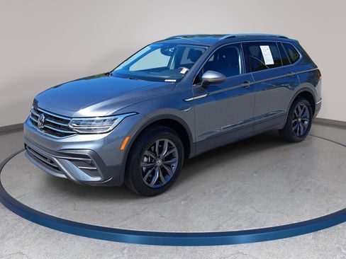 Used 2022 Volkswagen Tiguan SE FWD image 1