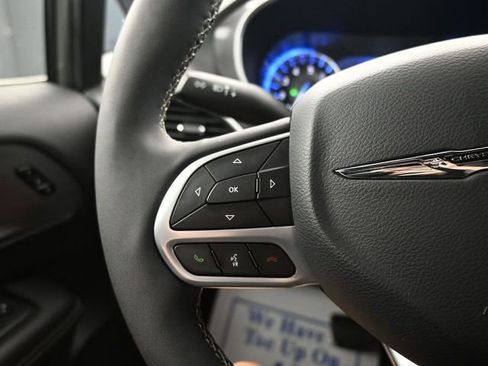 Used 2025 Chrysler Pacifica Select image 17