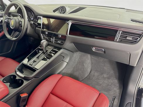 Used 2025 Porsche Macan image 32