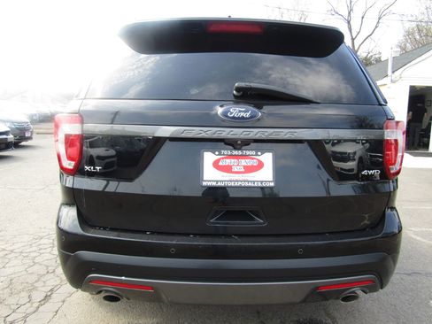 Used 2017 Ford Explorer XLT w/ Equipment Group 202A image 5