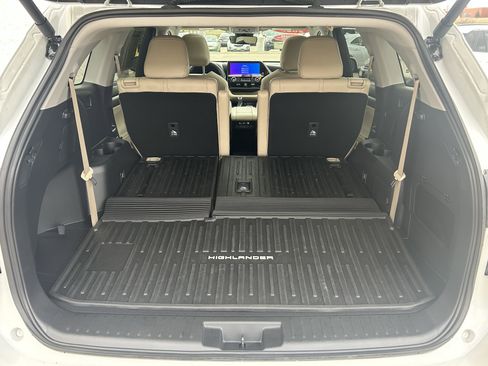 Used 2025 Toyota Highlander XLE image 24