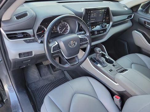Used 2022 Toyota Highlander XLE FWD image 8