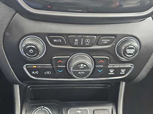 Used 2019 Jeep Cherokee Limited w/ Luxury Group AWD/4WD image 26