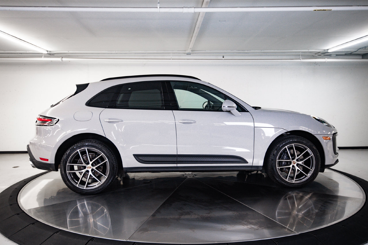 Certified 2024 Porsche Macan AWD/4WD image 8