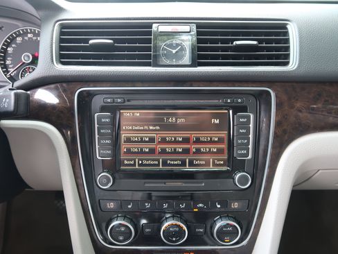 Used 2014 Volkswagen Passat TDI SEL Premium FWD image 15