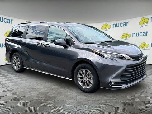 Used 2025 Toyota Sienna XLE FWD image 1
