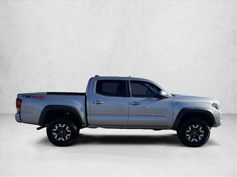 Used 2017 Toyota Tacoma TRD Off-Road w/ Premium & Technology Package image 4