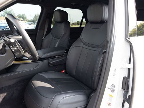 Used 2023 Land Rover Range Rover Sport SE Dynamic image 3