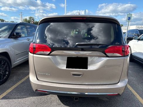 Certified 2018 Chrysler Pacifica Touring-L FWD image 5