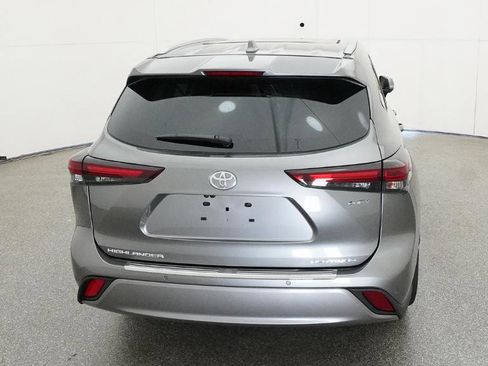 New 2026 Toyota Highlander Platinum image 8