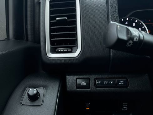 Used 2024 Nissan Frontier SV w/ SV Convenience Package image 33