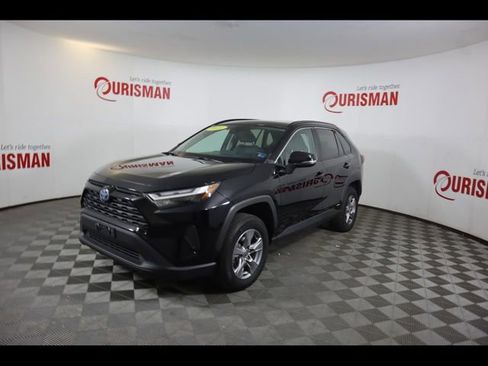 Used 2022 Toyota RAV4 XLE w/ Convenience Package AWD/4WD image 3