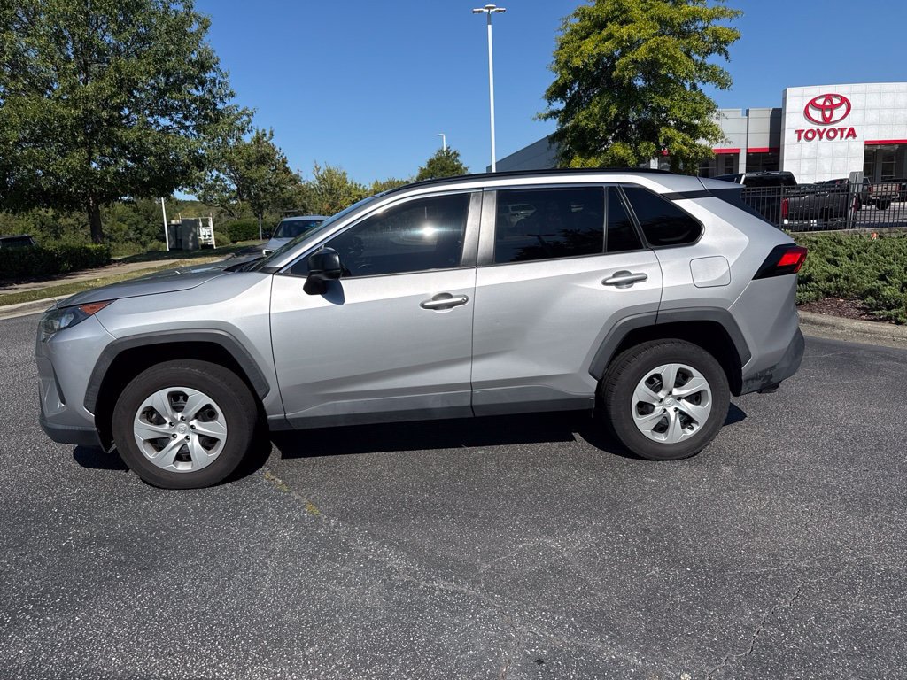 Used 2021 Toyota RAV4 LE FWD image 3