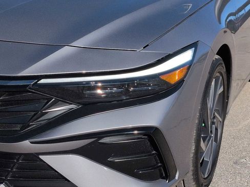 Certified 2025 Hyundai Elantra Limited image 11