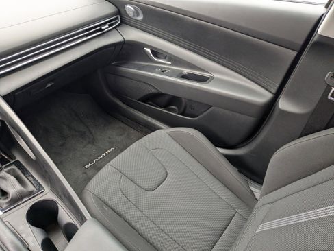 New 2025 Hyundai Elantra SE image 18