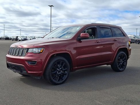 Used 2020 Jeep Grand Cherokee Altitude image 3