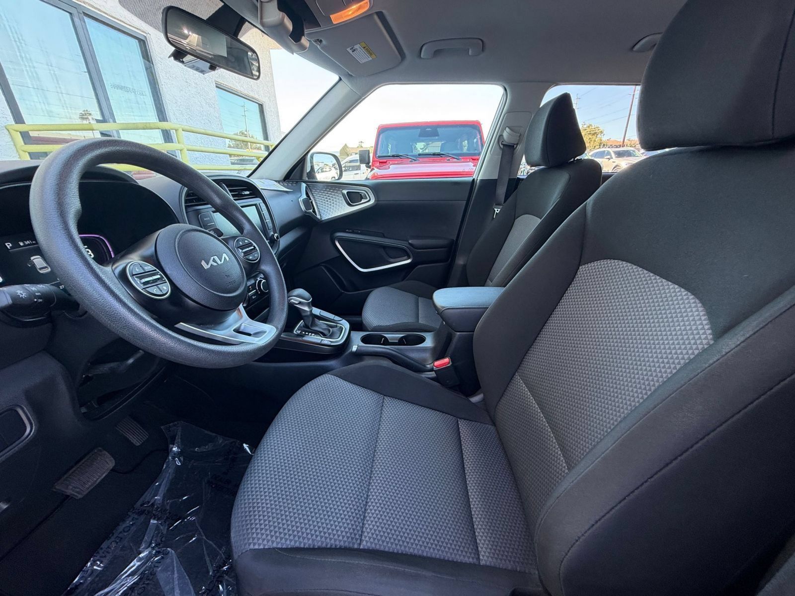 Used 2025 Kia Soul LX w/ LX Technology Package FWD image 24