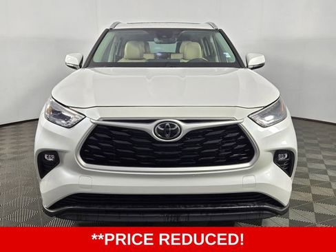 Used 2023 Toyota Highlander XLE image 2