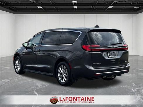 Used 2023 Chrysler Pacifica Touring-L AWD/4WD image 3