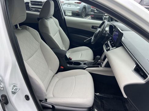 Used 2023 Toyota Corolla Cross L FWD image 32