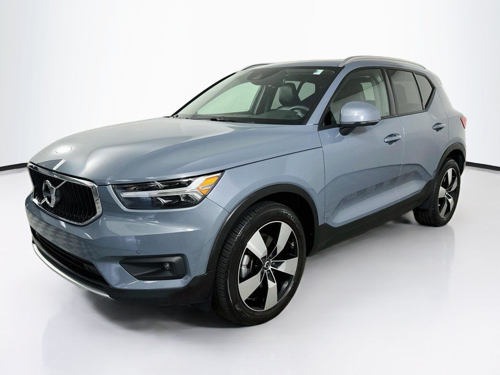 Used 2022 Volvo XC40 T5 Momentum AWD/4WD image 1