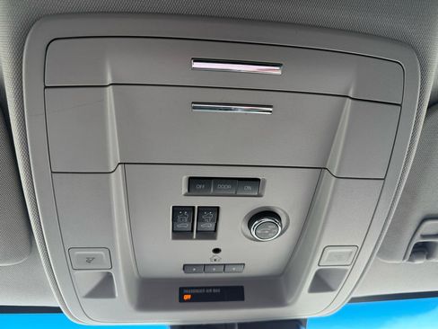 Used 2018 Chevrolet Suburban Premier RWD image 42