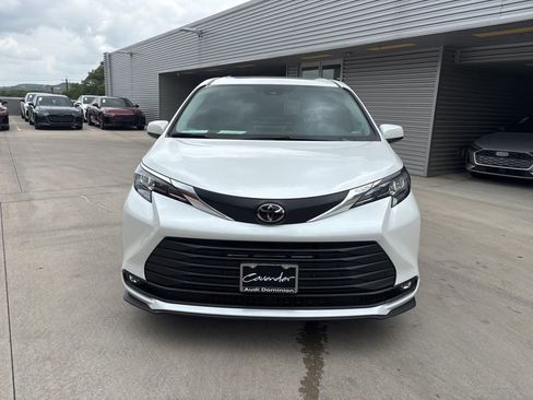 Used 2026 Toyota Sienna XLE FWD image 2
