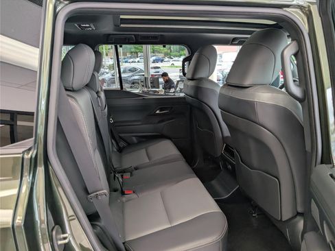 Used 2024 Lexus GX 550 w/ Accessory Package (2T) AWD/4WD image 12