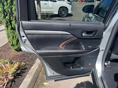 Used 2017 Toyota Highlander Limited AWD/4WD image 16