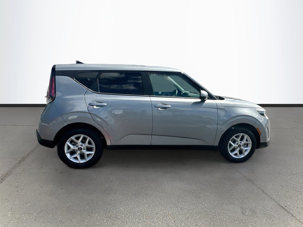 Used 2025 Kia Soul LX w/ LX Technology Package FWD image 8