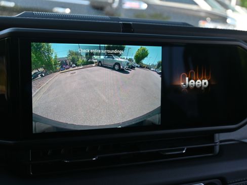 Used 2025 Jeep Wrangler Sahara image 14