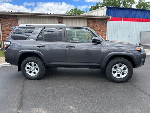 Used 2018 Toyota 4Runner SR5 AWD/4WD image 2