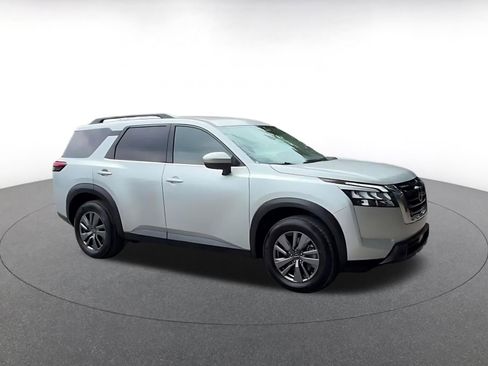 Used 2025 Nissan Pathfinder SV FWD image 2