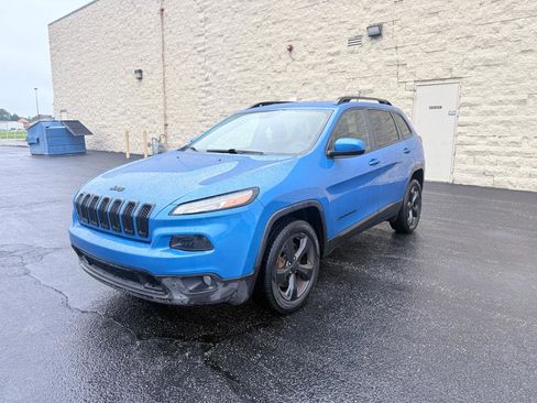 Used 2018 Jeep Cherokee Latitude w/ Altitude Package FWD image 1