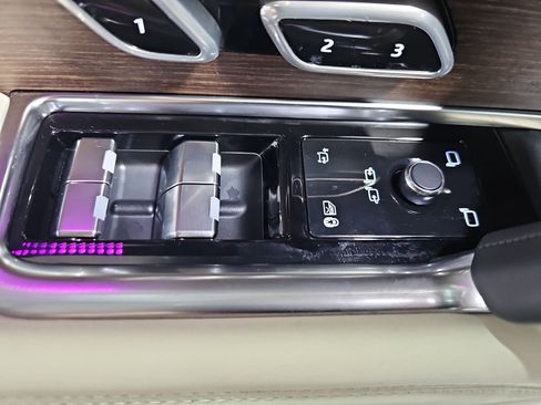 Certified 2025 Land Rover Range Rover SE AWD/4WD image 30