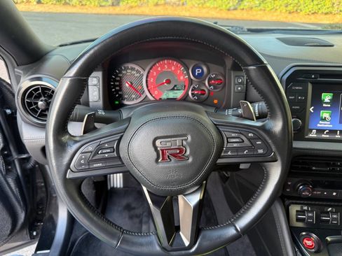 Used 2018 Nissan GT-R Premium image 19
