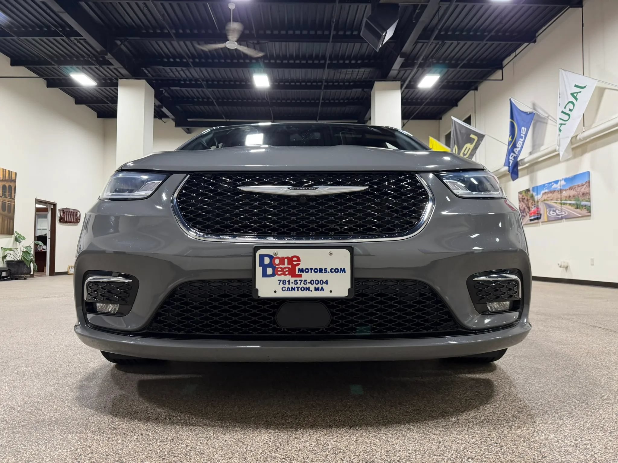 Used 2025 Chrysler Pacifica Select FWD image 12