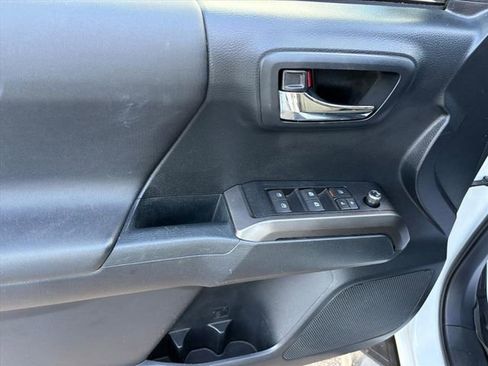 Used 2017 Toyota Tacoma TRD Sport image 21