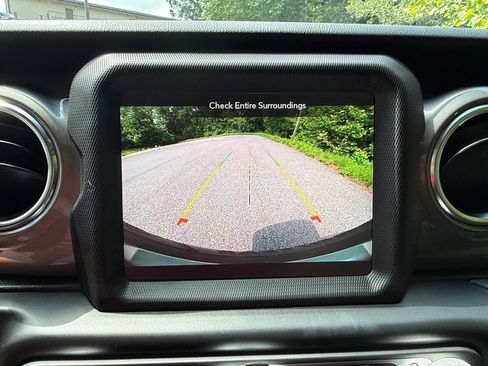 Used 2022 Jeep Wrangler Unlimited Sahara w/ LED Lighting Group AWD/4WD image 24