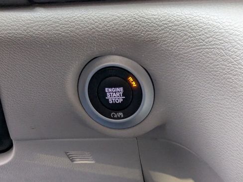 Used 2024 Chrysler Pacifica Touring-L image 15