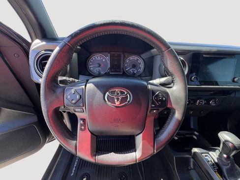 Used 2017 Toyota Tacoma TRD Sport image 40