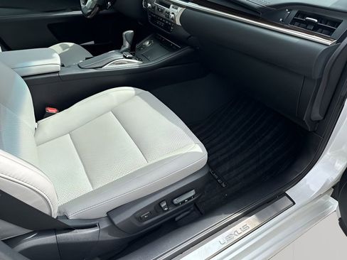 Used 2017 Lexus ES 350 w/ Navigation System Package image 16