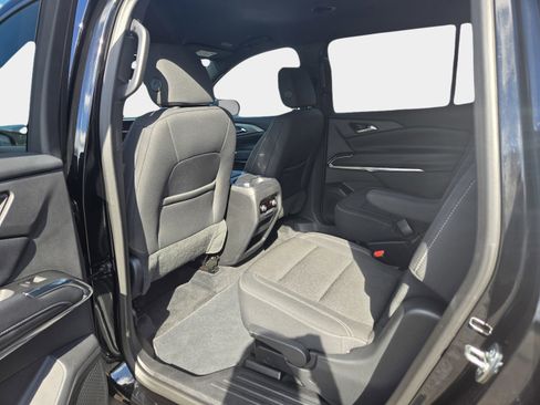 Used 2025 Chevrolet Traverse LT image 17